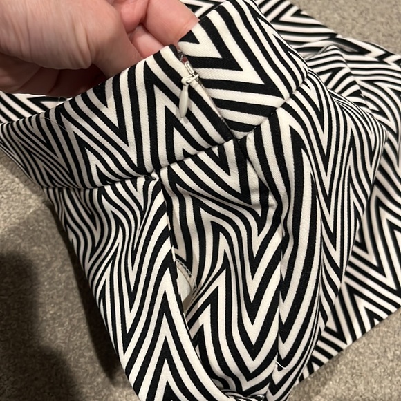 Express Shorts - Picture 4 of 4